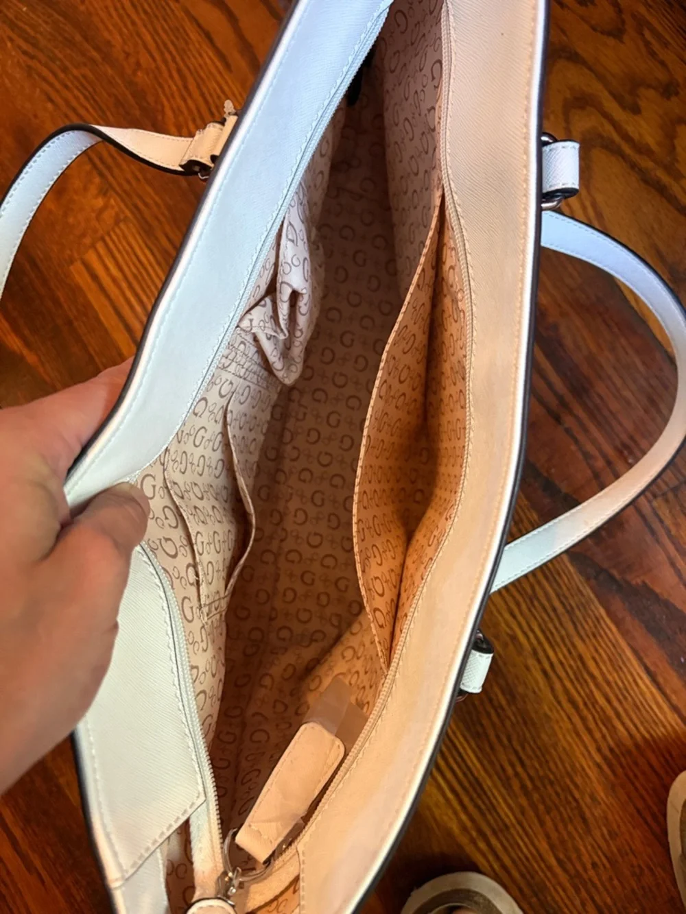 🎉NWOT GUESS Cream/White Embossed Logo Shoulder Bag!